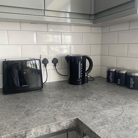 Newly Renovated, Modern 3 Bed Apartment Walmersley Eksteriør bilde