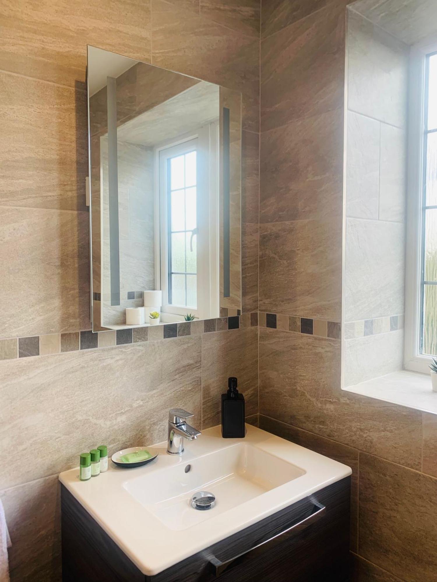 Newly Renovated, Modern 3 Bed Apartment Walmersley Eksteriør bilde